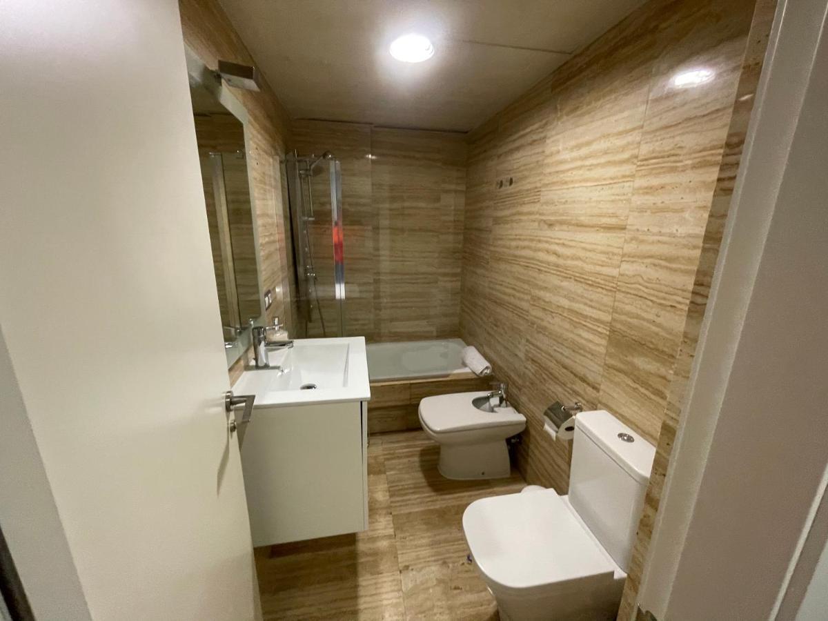 Moderno Apartamento Con Plaza De Garaje En Pleno Centro De Almeria Bagian luar foto