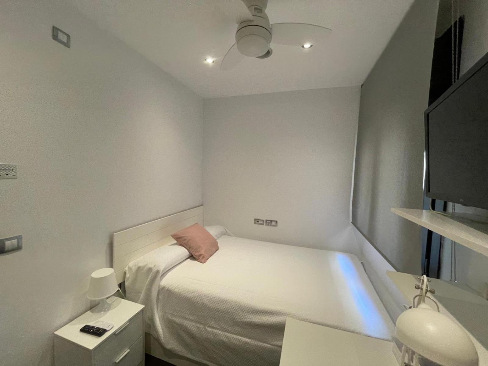 Moderno Apartamento Con Plaza De Garaje En Pleno Centro De Almeria Bagian luar foto