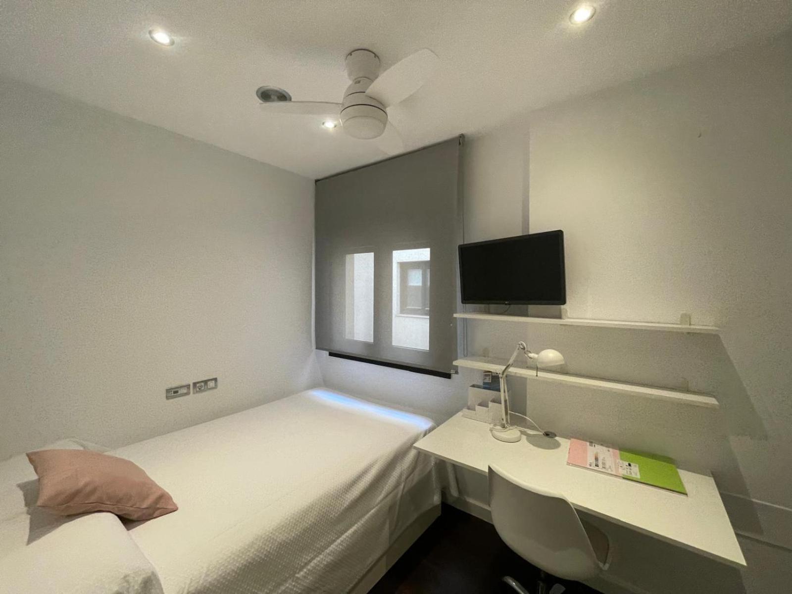 Moderno Apartamento Con Plaza De Garaje En Pleno Centro De Almeria Bagian luar foto